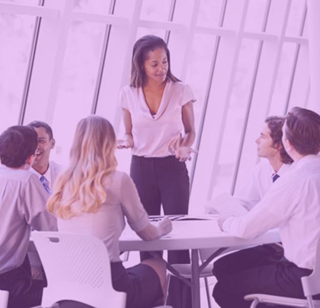 Groupe de personnes autour d'un bureau